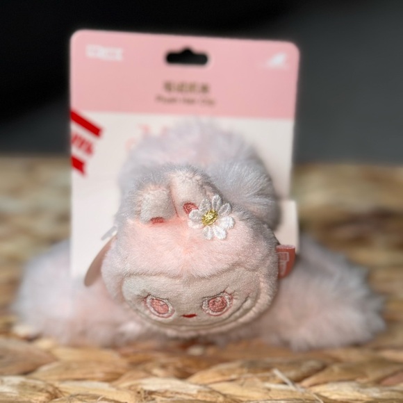 Mokoko Plush Hair Clip – Pop Land Exclusive (Pink Bunny with Daisy) - Picture 4 of 4